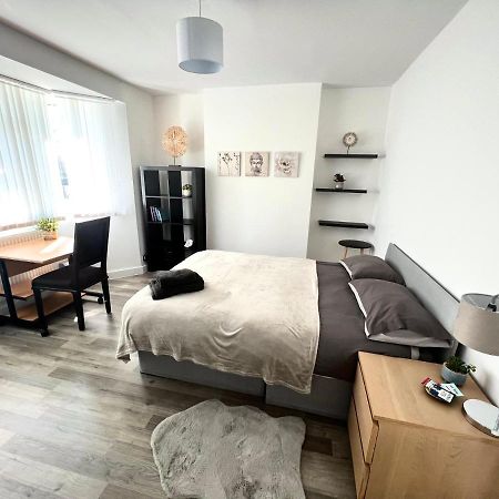 Modern Double Room With Fire Tv Лондон Екстериор снимка