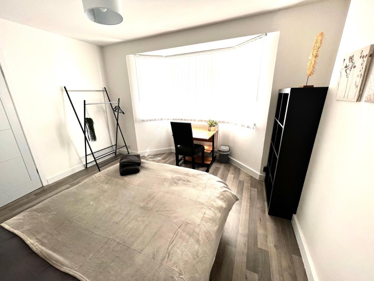 Modern Double Room With Fire Tv Лондон Екстериор снимка